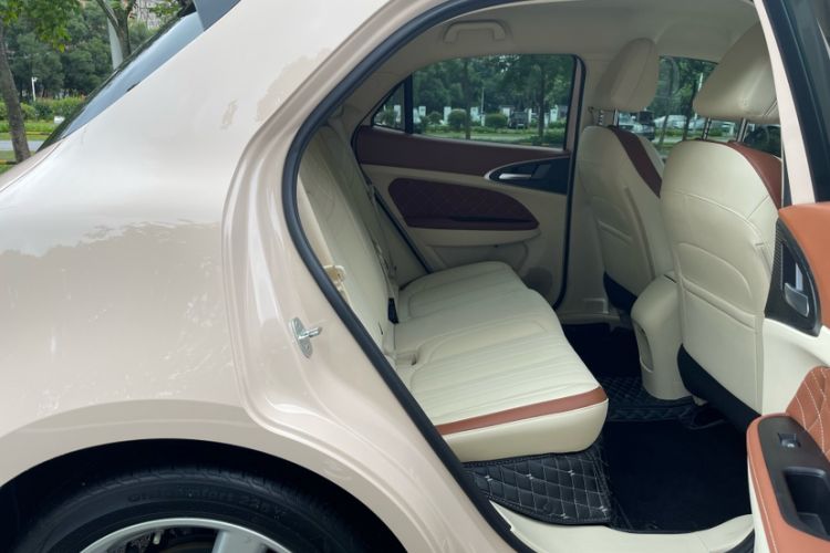 Used ORA Good Cat 2023 401 km Standard Range Luxury Version Lithium Iron Phosphate Interior 10