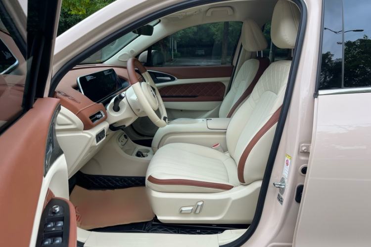Used ORA Good Cat 2023 401 km Standard Range Luxury Version Lithium Iron Phosphate Interior 4