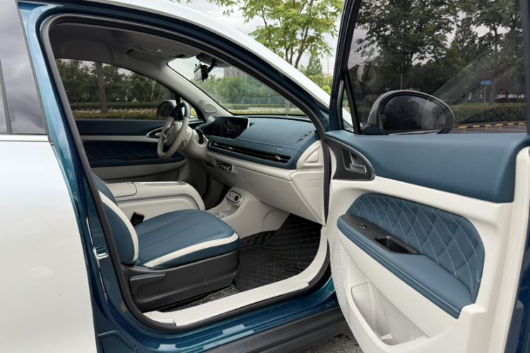 Used ORA Good Cat 2023 401 km Standard Range Luxury Version Lithium Iron Phosphate Interior 4