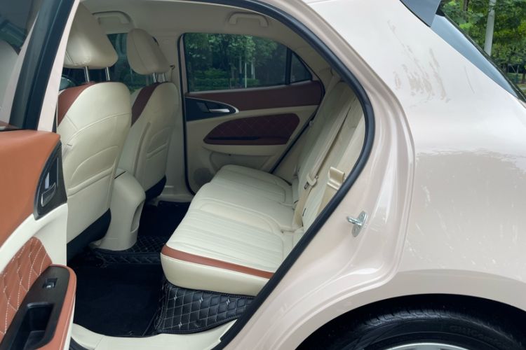 Used ORA Good Cat 2023 401 km Standard Range Luxury Version Lithium Iron Phosphate Interior 5