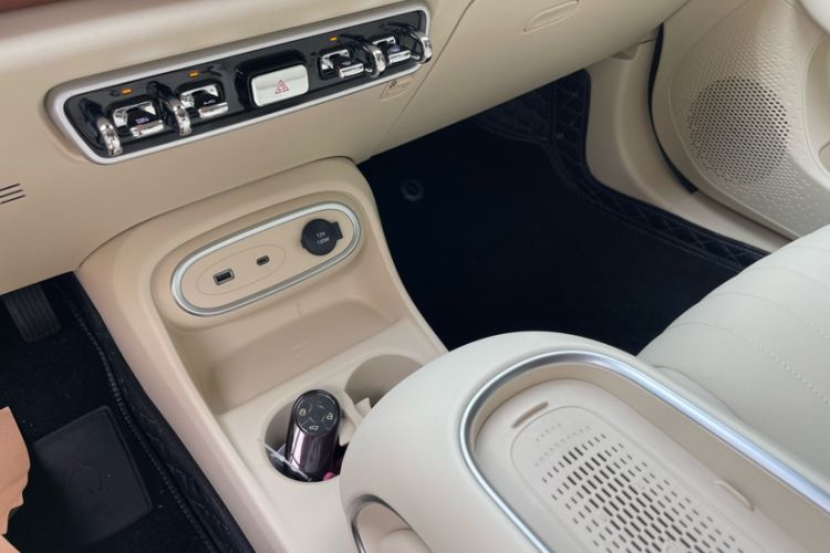 Used ORA Good Cat 2023 401 km Standard Range Luxury Version Lithium Iron Phosphate Interior 8