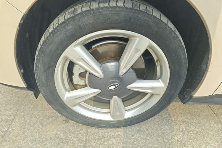 Used ORA Good Cat 2023 401 km Standard Range Luxury Version Lithium Iron Phosphate Left Front Wheel Hub