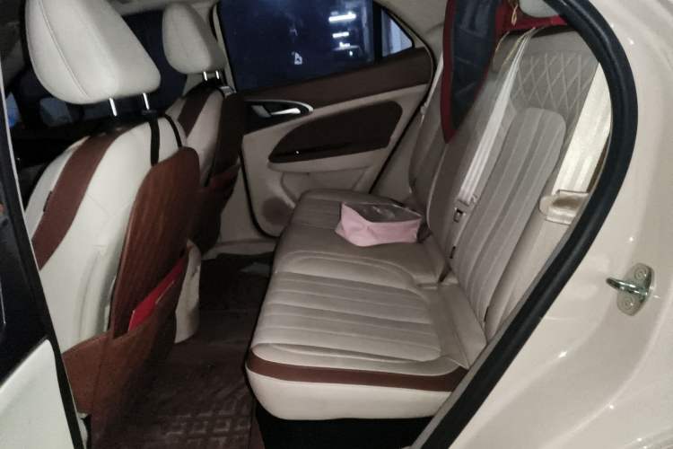 Used ORA Good Cat 2023 401 km Standard Range Premium Version Lithium Iron Phosphate Left Rear Seat