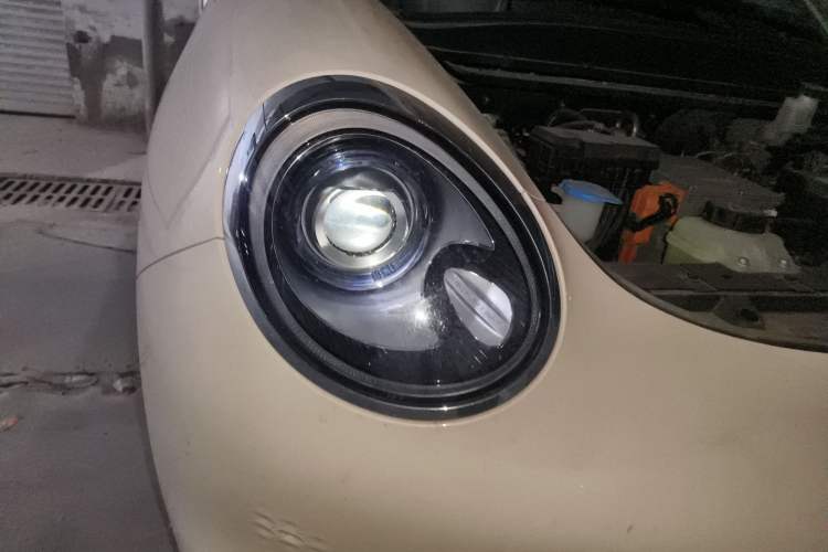 Used ORA Good Cat 2023 401 km Standard Range Premium Version Lithium Iron Phosphate Right Front Headlight