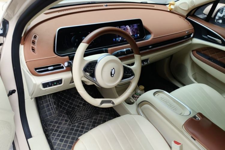 Used ORA Good Cat 2023 401 km Standard Range Luxury Version Lithium Iron Phosphate Center Console