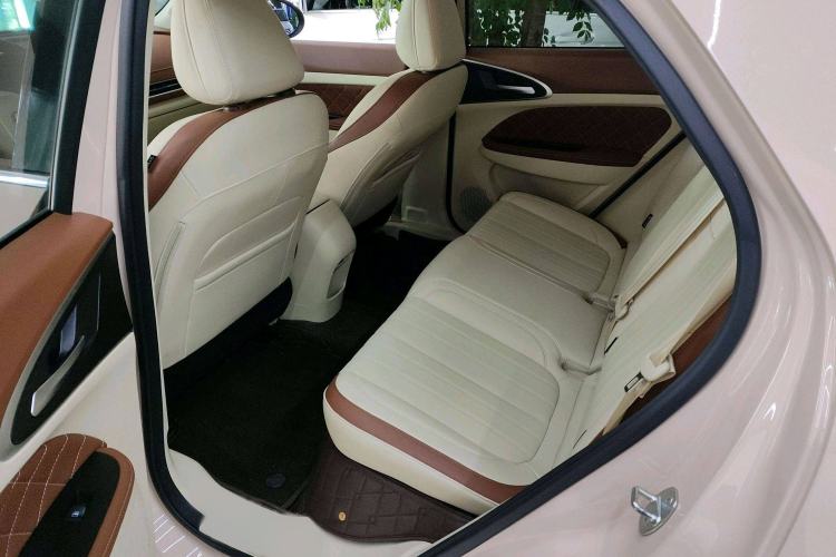 Used ORA Good Cat 2023 401 km Standard Range Luxury Version Lithium Iron Phosphate Interior 3