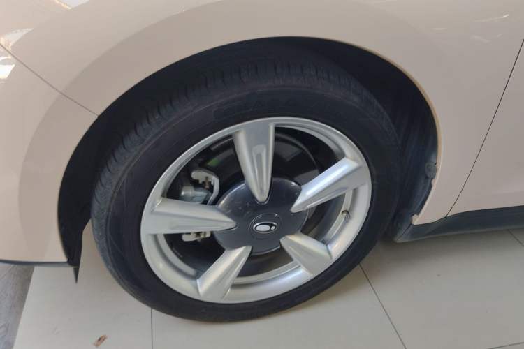 Used ORA Good Cat 2023 401 km Standard Range Luxury Version Lithium Iron Phosphate Left Front Wheel Hub