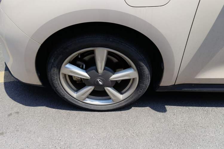 Used ORA Good Cat 2023 401 km Standard Range Luxury Version Lithium Iron Phosphate Left Front Wheel Hub