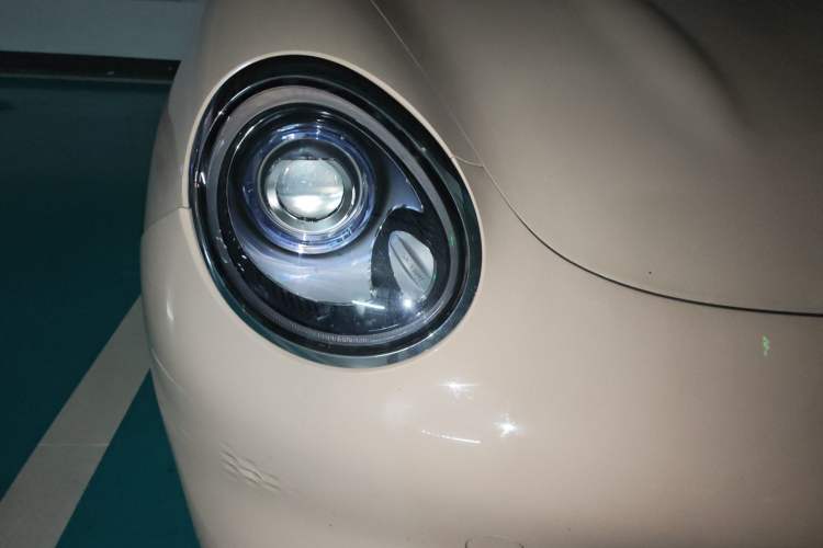Used ORA Good Cat 2023 401 km Standard Range Premium Version Lithium Iron Phosphate Right Front Headlight