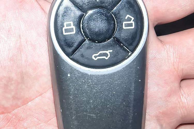 Used ORA Good Cat 2023 401 km Standard Range Luxury Version Lithium Iron Phosphate Vehicle Key