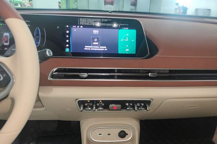 Used ORA Good Cat 2024 401 km Luxury Version Audio And AC Panel