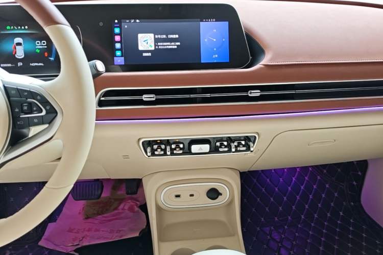 Used ORA Good Cat 2024 401 km Luxury Version Audio And AC Panel