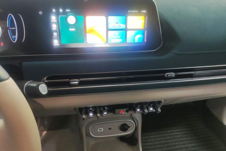 Used ORA Good Cat 2024 401 km Luxury Version Audio And AC Panel