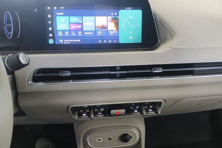 Used ORA Good Cat 2024 401 km Luxury Version Audio And AC Panel