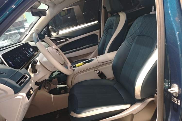 Used ORA Good Cat 2024 401 km Range Luxury Version 135 kW Left Front Seat