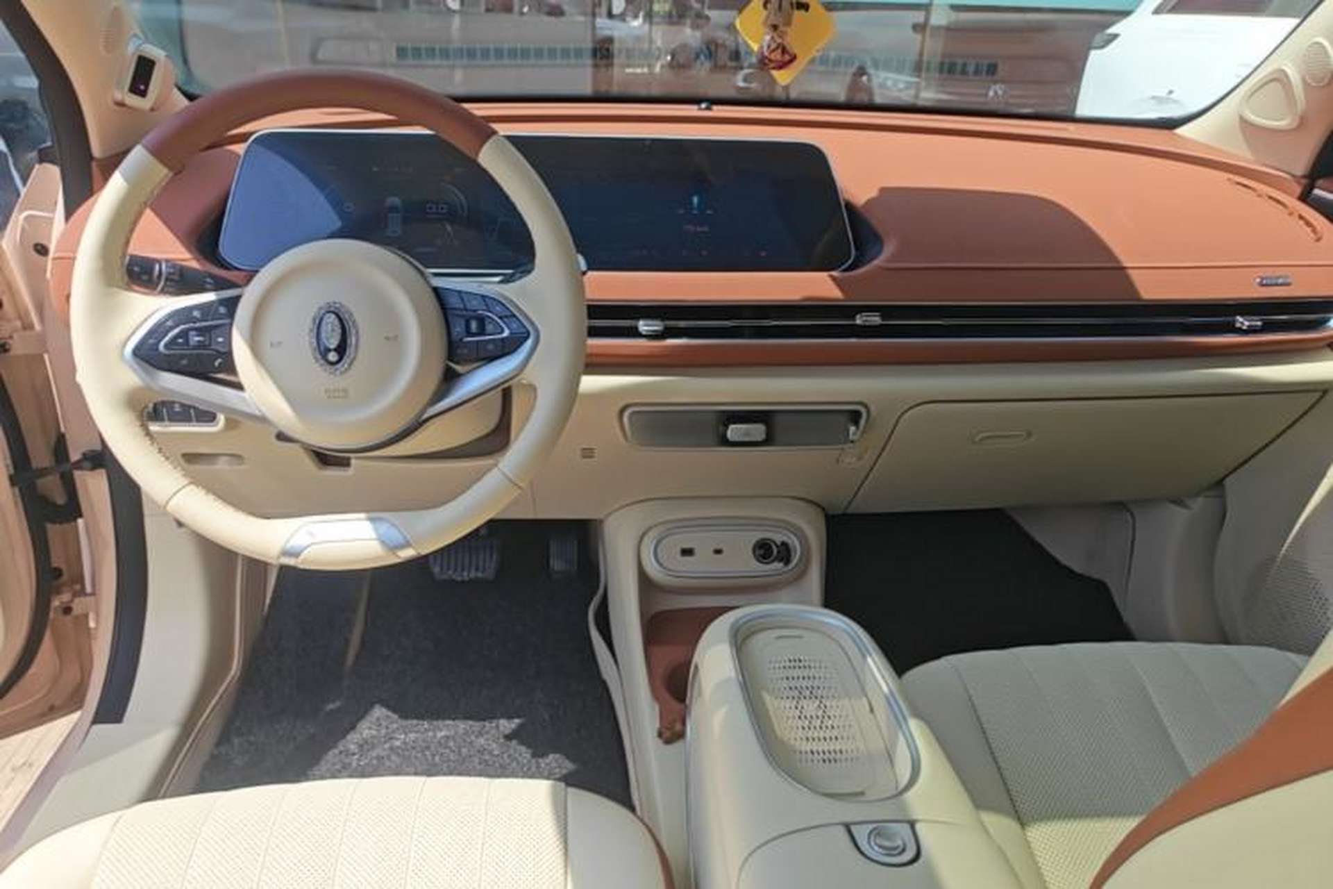 Used ORA Good Cat 2024 401 km Range Luxury Version 135 kW Center Console