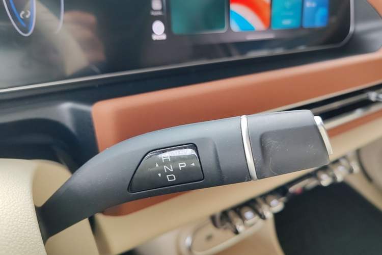 Used ORA Good Cat 2024 401 km Range Luxury Version 135 kW Gear Lever