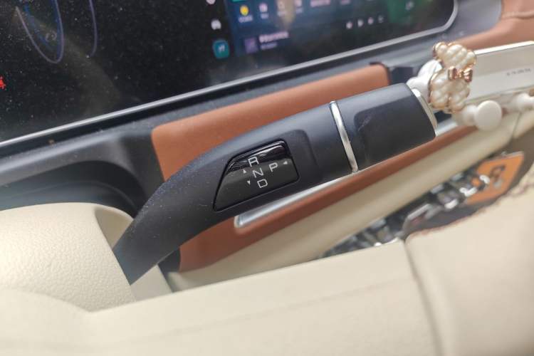 Used ORA Good Cat 2024 401 km Range Luxury Version 135 kW Gear Lever