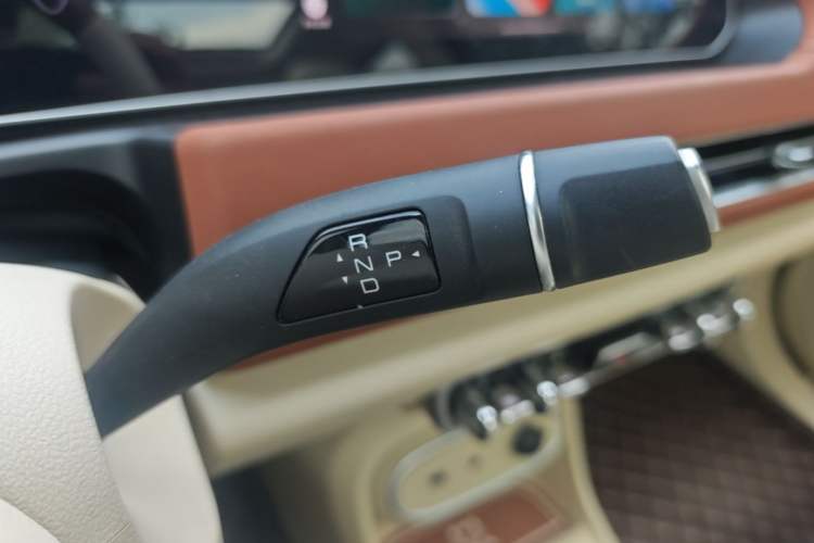 Used ORA Good Cat 2024 401 km Range Luxury Version 135 kW Gear Lever