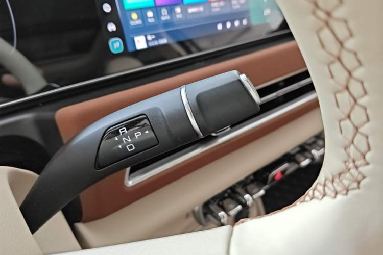 Used ORA Good Cat 2024 401 km Range Luxury Version 135 kW Gear Lever