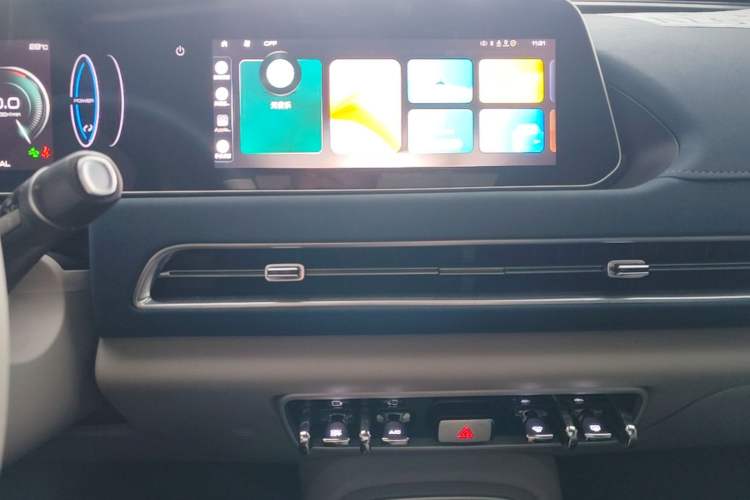 Used ORA Good Cat 2024 401 km Luxury Version Audio And AC Panel