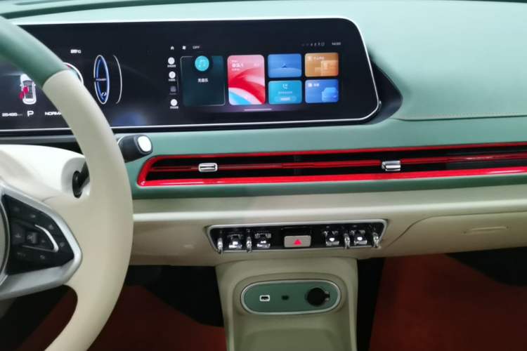 Used ORA Good Cat 2024 401 km Luxury Version 126 kW Audio And AC Panel