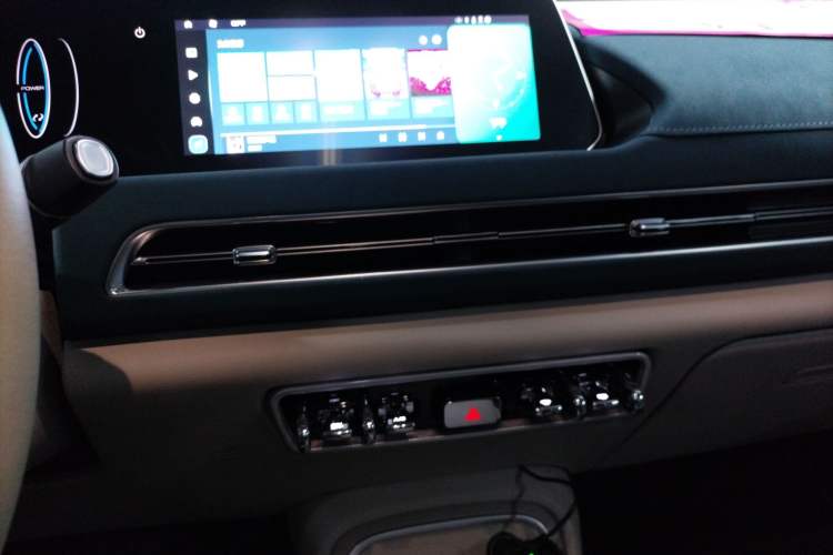 Used ORA Good Cat 2024 401 km Luxury Version Audio And AC Panel