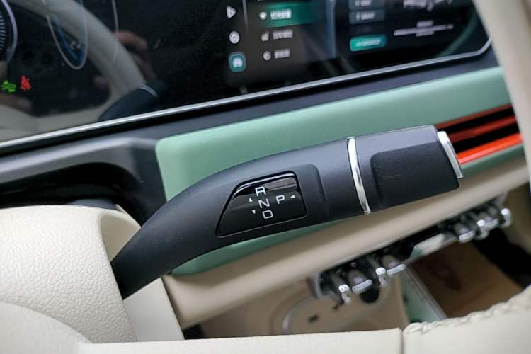Used ORA Good Cat 2024 401 km Luxury Version Gear Lever