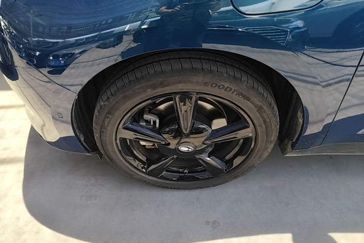 Used ORA Good Cat 2024 401 km Luxury Version 126 kW Left Front Wheel Hub