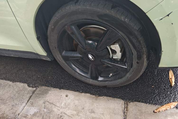 Used ORA Good Cat 2024 401 km Luxury Version Right Front Wheel Hub