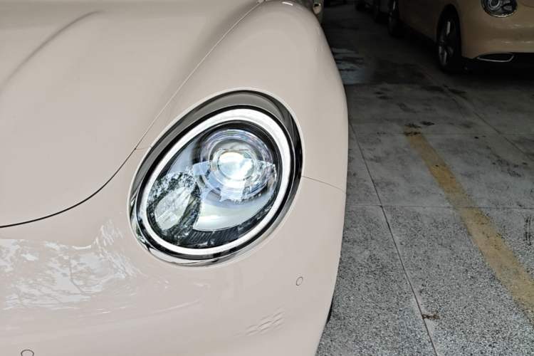 Used ORA Good Cat 2024 401 km Range Luxury Version 135 kW Left Front Headlight