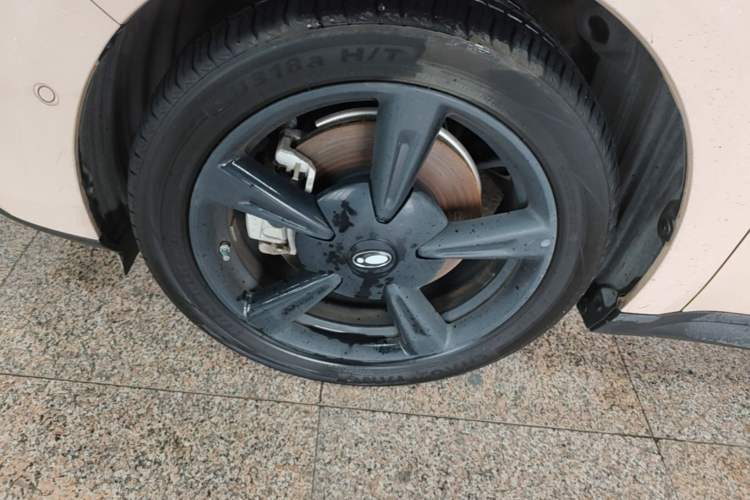 Used ORA Good Cat 2024 401 km Range Luxury Version 135 kW Left Front Wheel Hub
