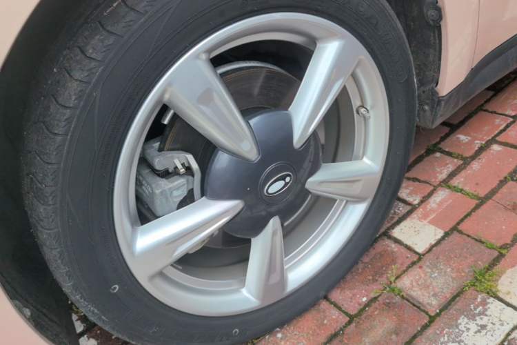 Used ORA Good Cat 2024 401 km Range Luxury Version 135 kW Left Front Wheel Hub