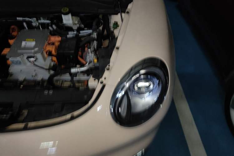 Used ORA Good Cat 2024 401 km Luxury Version 126 kW Engine Bay Left