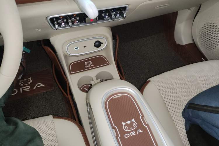 Used ORA Good Cat 2024 401 km Luxury Version 126 kW Gear Lever