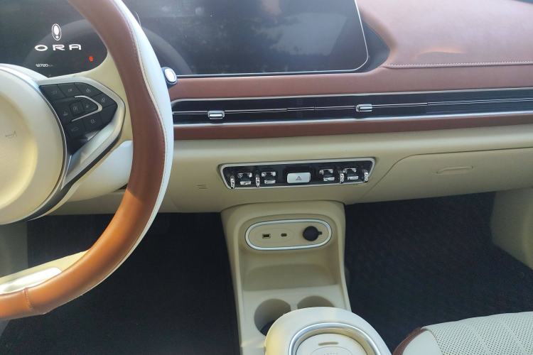 Used ORA Good Cat 2024 401 km Range Luxury Version 135 kW Audio And AC Panel