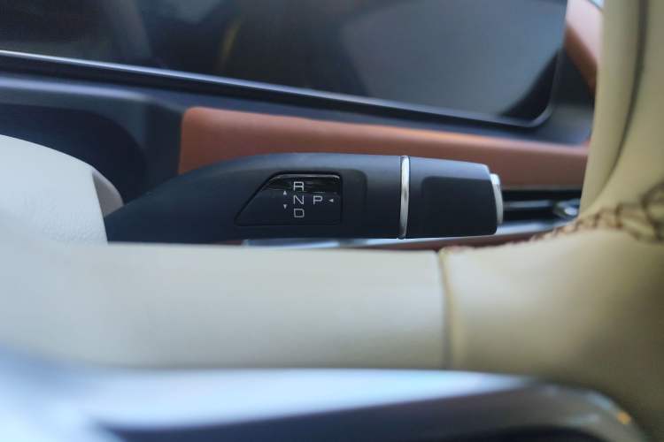 Used ORA Good Cat 2024 401 km Range Luxury Version 135 kW Gear Lever