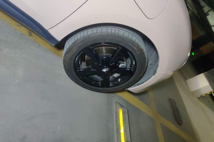 Used ORA Good Cat 2024 401 km Luxury Version Right Front Wheel Hub