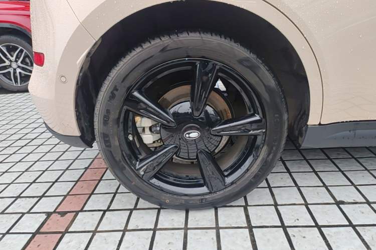 Used ORA Good Cat 2024 401 km Range Luxury Version 135 kW Right Rear Wheel Hub