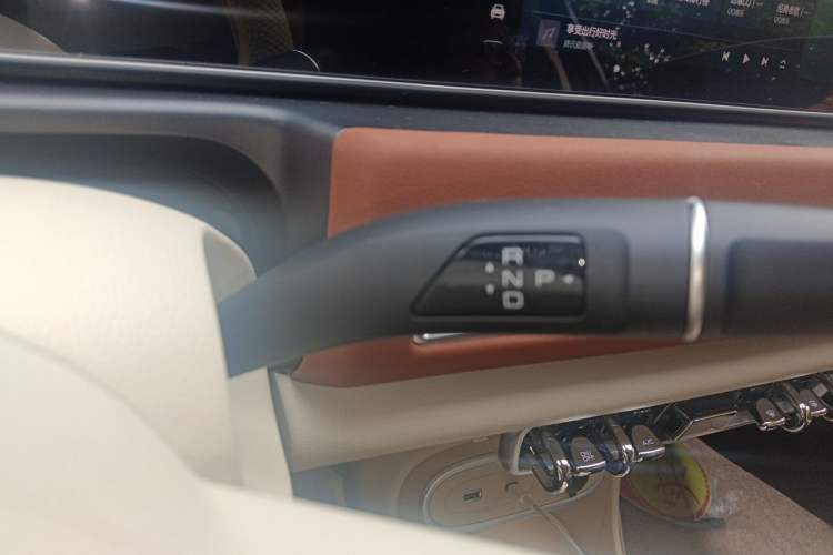 Used ORA Good Cat 2024 401 km Luxury Version 126 kW Gear Lever