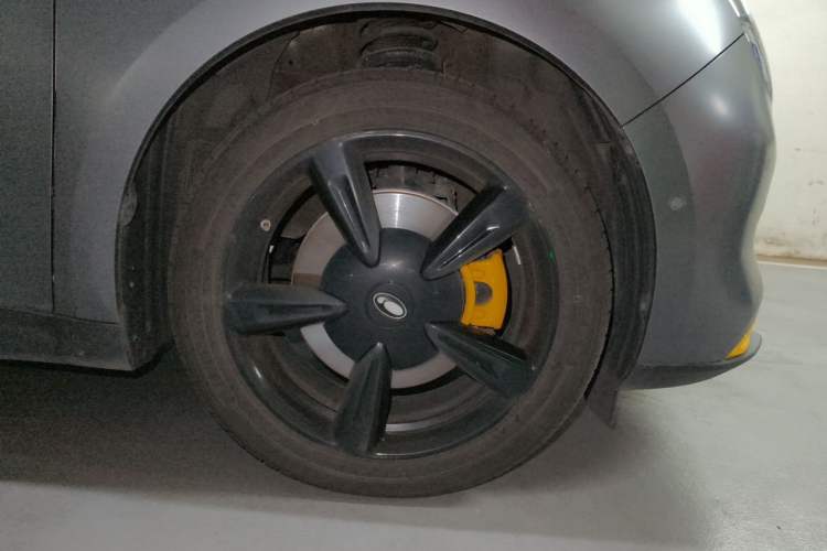 Used ORA Good Cat 2024 401 km Range Luxury Version 135 kW Right Front Wheel Hub