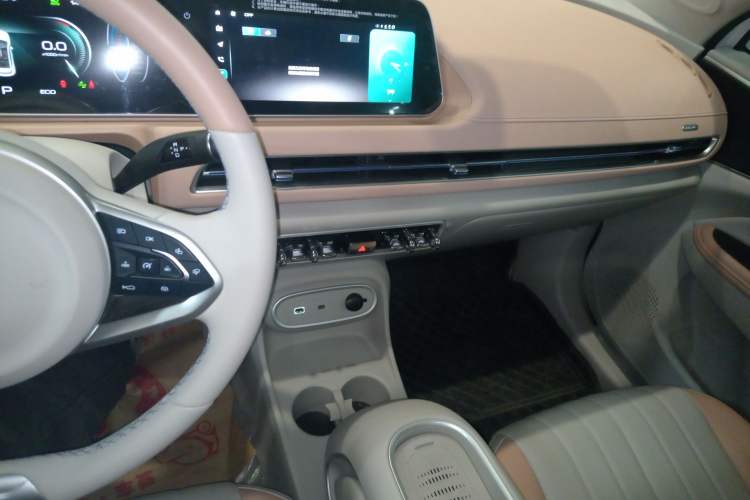 Used ORA Good Cat 2024 401 km Luxury Version Audio And AC Panel