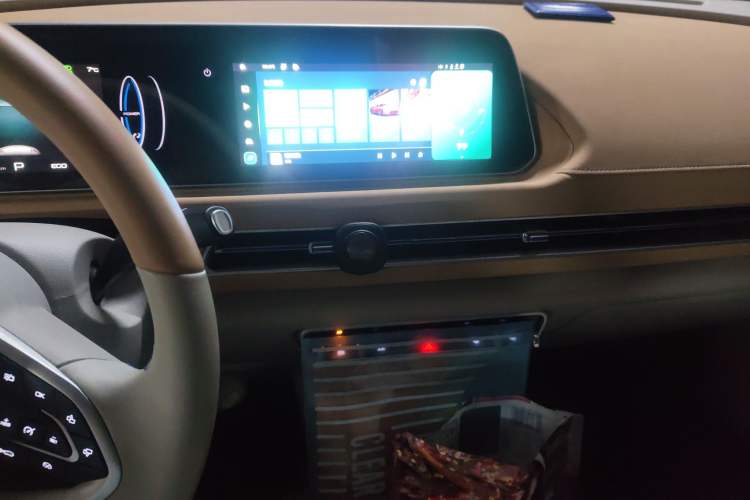 Used ORA Good Cat 2024 401 km Luxury Version Audio And AC Panel