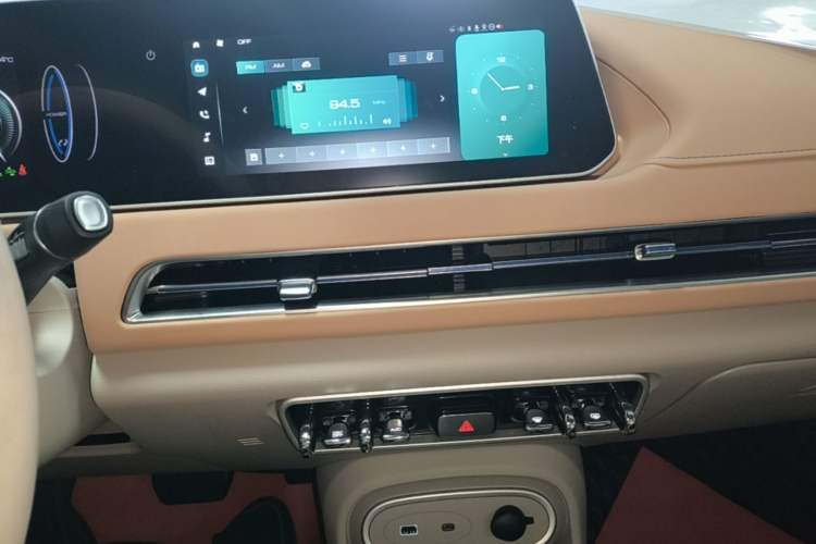 Used ORA Good Cat 2024 401 km Range Luxury Version 135 kW Audio And AC Panel