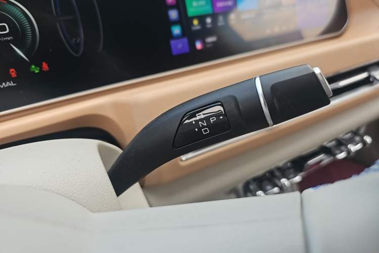 Used ORA Good Cat 2024 401 km Luxury Version Gear Lever