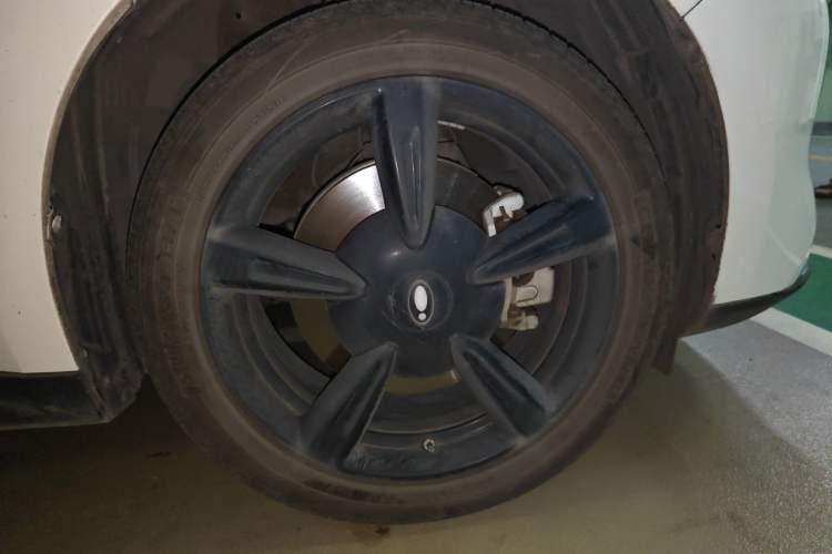 Used ORA Good Cat 2024 401 km Luxury Version Right Front Wheel Hub