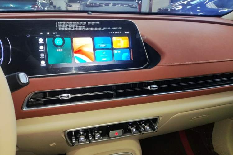 Used ORA Good Cat 2024 401 km Range Luxury Version 135 kW Audio And AC Panel