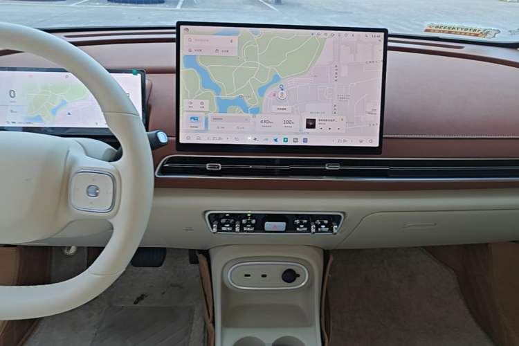 Used ORA Good Cat 2025 Model, 430 km Luxury Version Audio And AC Panel