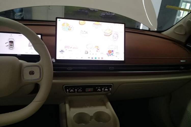 Used ORA Good Cat 2025 Model, 430 km Luxury Version Audio And AC Panel
