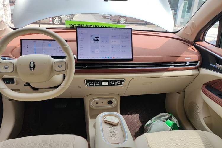 Used ORA Good Cat 2025 Model, 430 km Prestige Version Audio And AC Panel